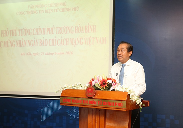 Party, state leaders congratulate media agencies on Press Day - ảnh 1